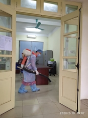 Trung tâm Dịch vụ việc làm tỉnh Bắc Kạn thực hiện phun khử trùng phòng dịch bệnh