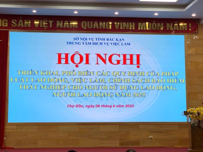 TRUNG TÂM DỊCH VỤ VIỆC LÀM BẮC KẠN TỔ CHỨC HỘI NGHỊ TUYÊN TRUYỀN, PHỔ BIẾN PHÁP LUẬT LAO ĐỘNG, VIỆC LÀM VÀ CHÍNH SÁCH BẢO HIỂM THẤT NGHIỆP TẠI HUYỆN CHỢ ĐỒN